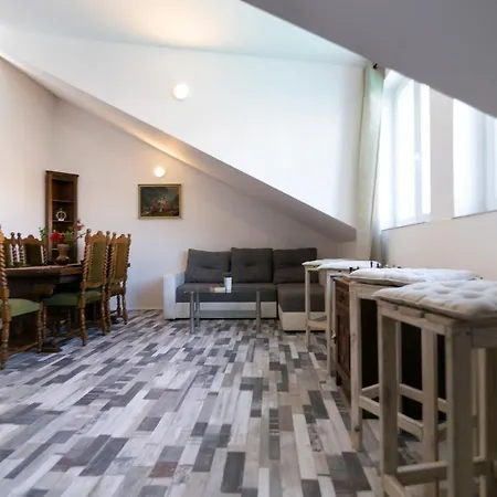 Apartment Royal 2 *